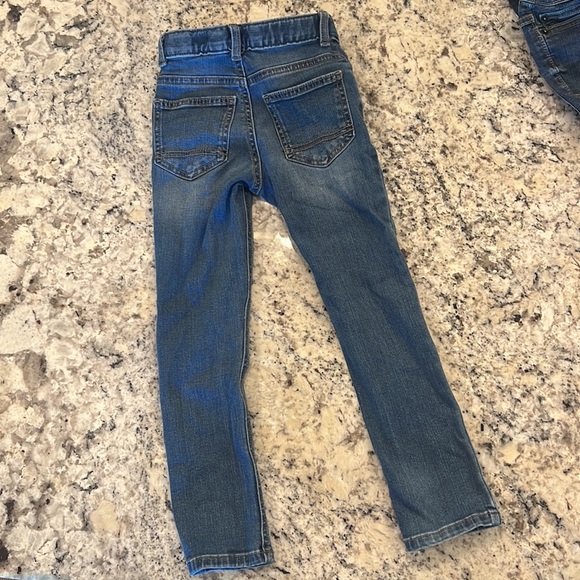 A lot of six pair of cat and Jack jeans size 5 - Picture 5 of 13